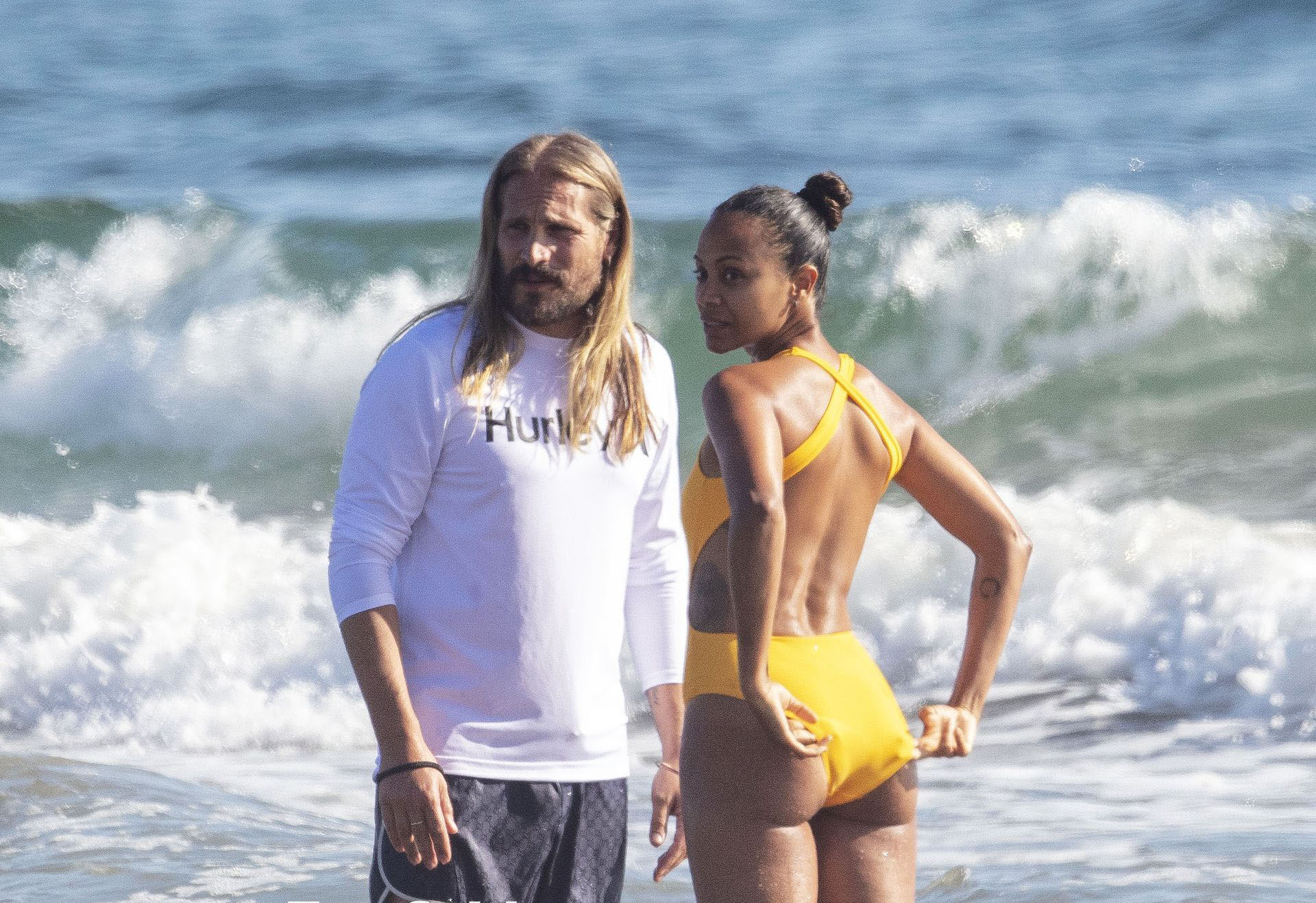 You are currently viewing Zoe Saldana Relaxing In Tight Swimsuit On A Beach