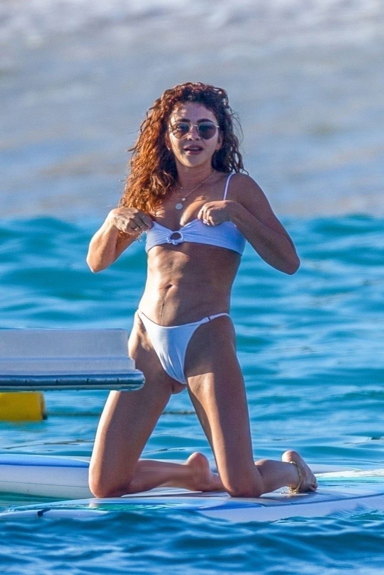 Read more about the article Sarah Hyland Shows Cameltoe In Wet Bikini