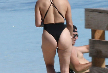 Jennifer Lopez booty pics
