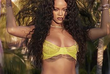 Rihanna tits photos