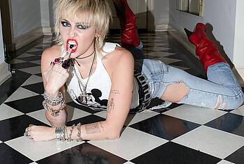 Miley Ray Cyrus nipslip