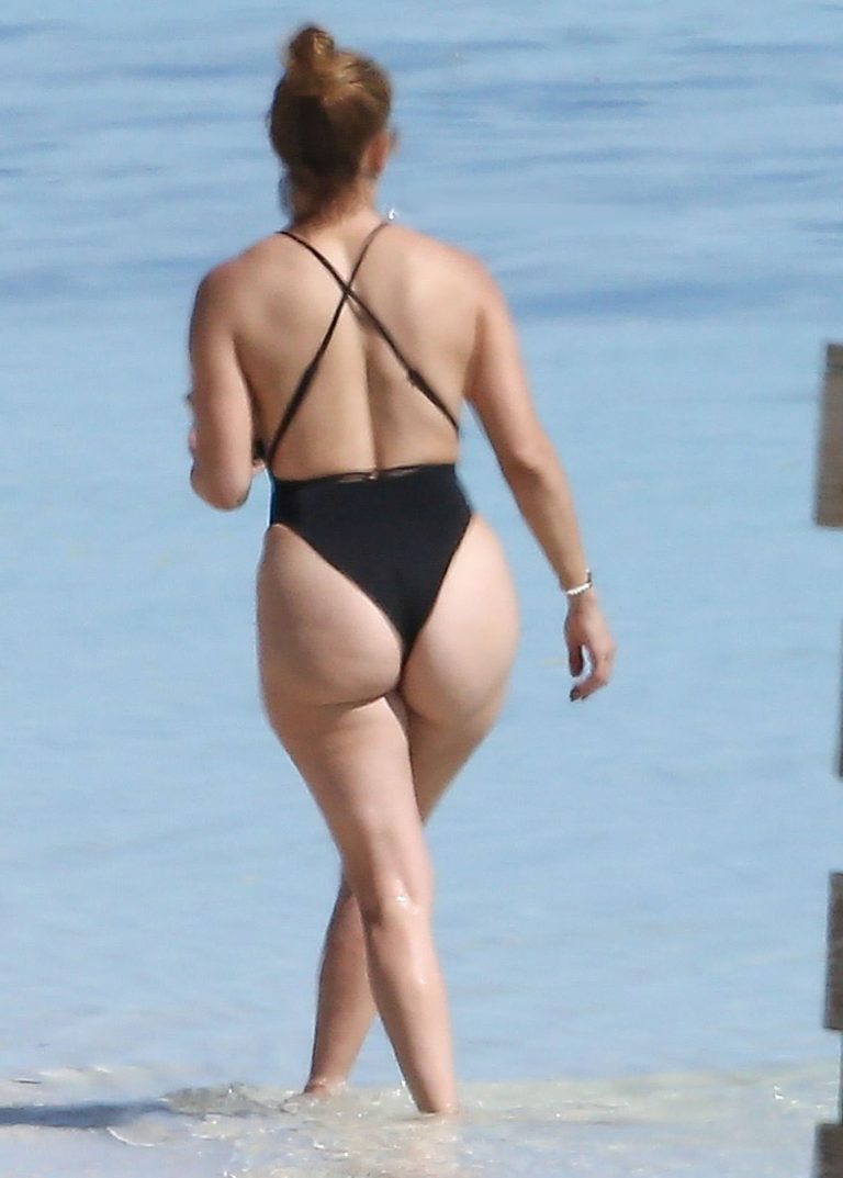 Read more about the article Jennifer Lopez Huge Ass In Thong Swimsuit Photos