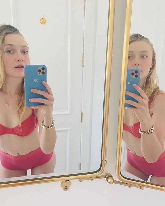 Read more about the article Dakota Fanning Braless And Lingerie Photos