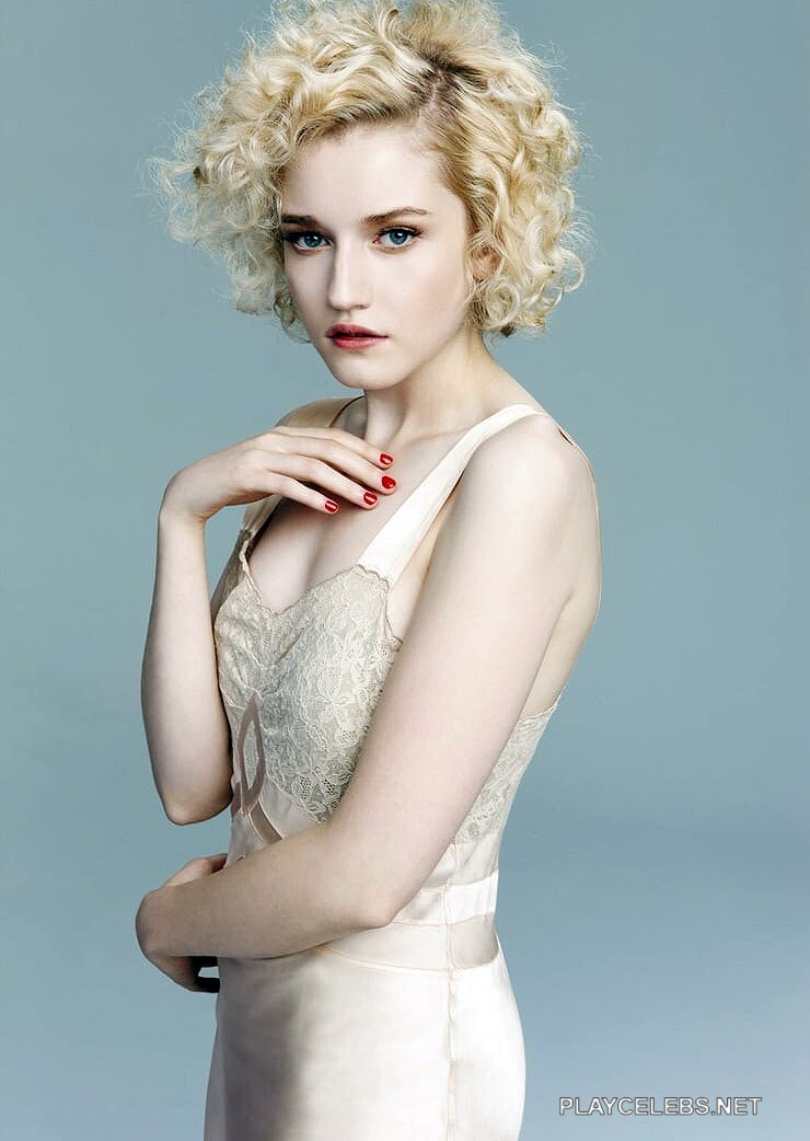 Read more about the article Julia Garner Nude Frontal And See Through Photos