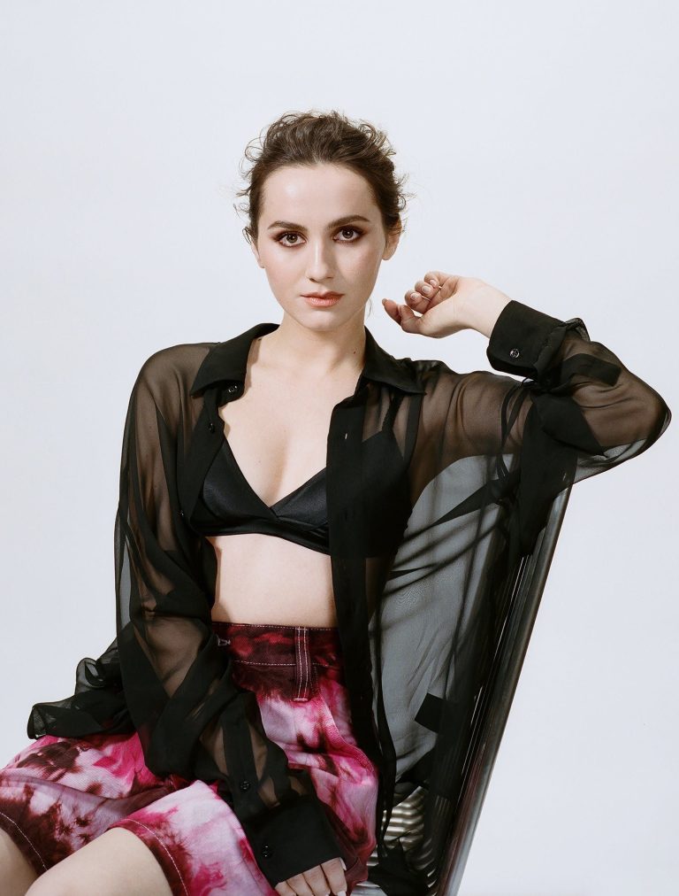 Read more about the article Maude Apatow Sexy Bikini And Erotic Photos