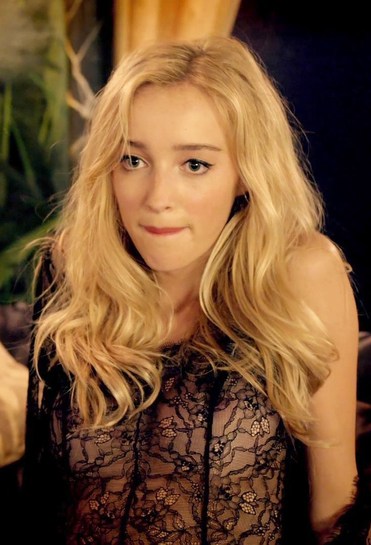 Read more about the article Phoebe Dynevor Nude And Sex Scenes