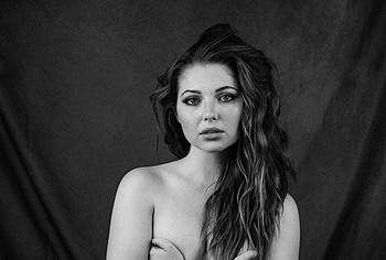 Samantha Hanratty topless