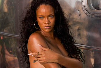 Rihanna nipslip