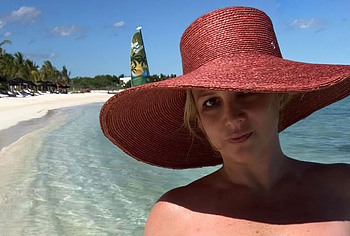 Britney Spears Nude And Transparent Lingerie Selfie Pics
